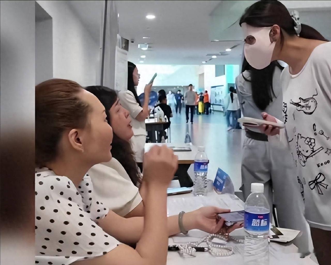 很幸运。戴着防晒面罩参加招聘的这名大四女生碰到好人了。
虽然这名HR没有看上女孩