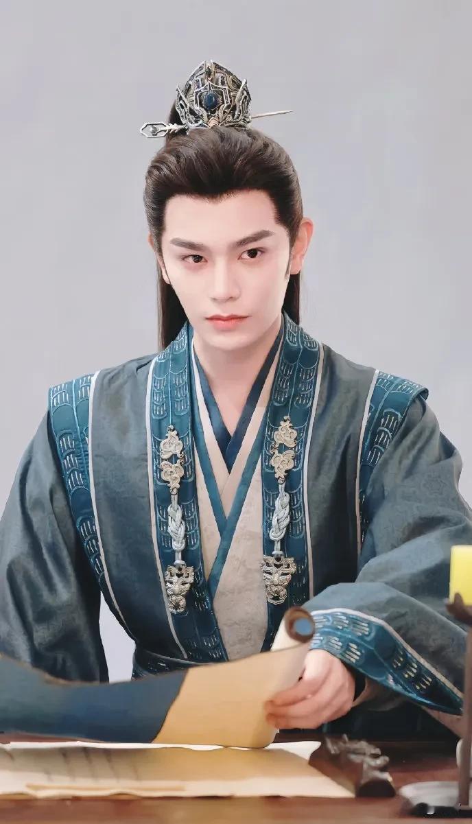 丁禹兮下棋时，

那秃秃的手指甲格外显眼。

这背后隐藏着一个不为人知的小秘密。