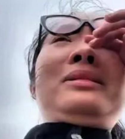 湖北襄阳摊上大事！一对95后夫妻，从河南赶去当地帮农户抢收小麦，跟一个农户大妈谈