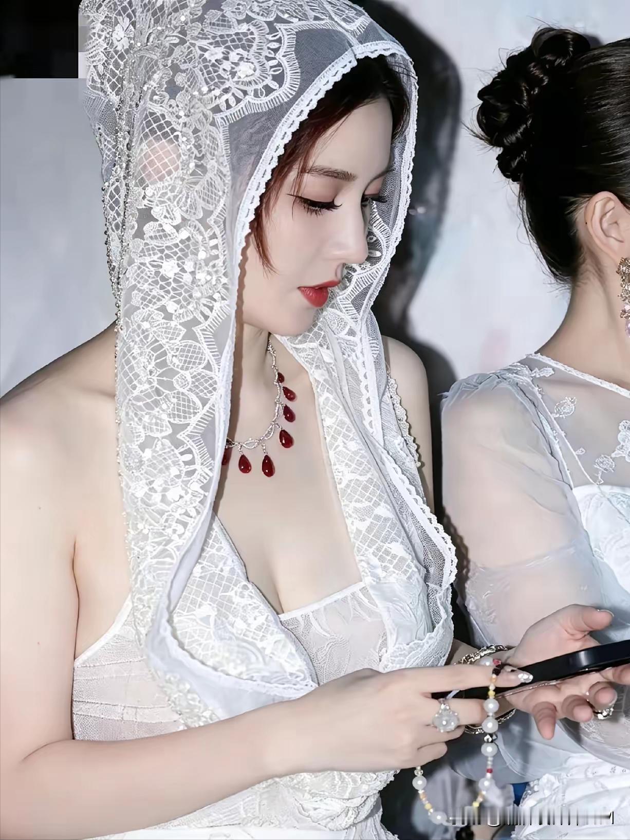 不愧是耀客传媒的美女老板娘，这才是名副其实的“白富美”嘛！穿上白色连帽低胸蕾丝裙