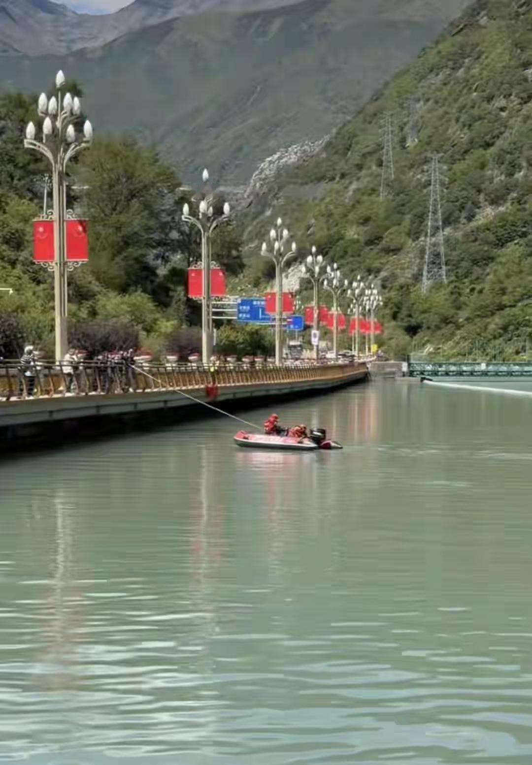 揪心了！就在4天前，四川康定，一位女子带着自己的儿子和两名朋友去川西旅游，本是开