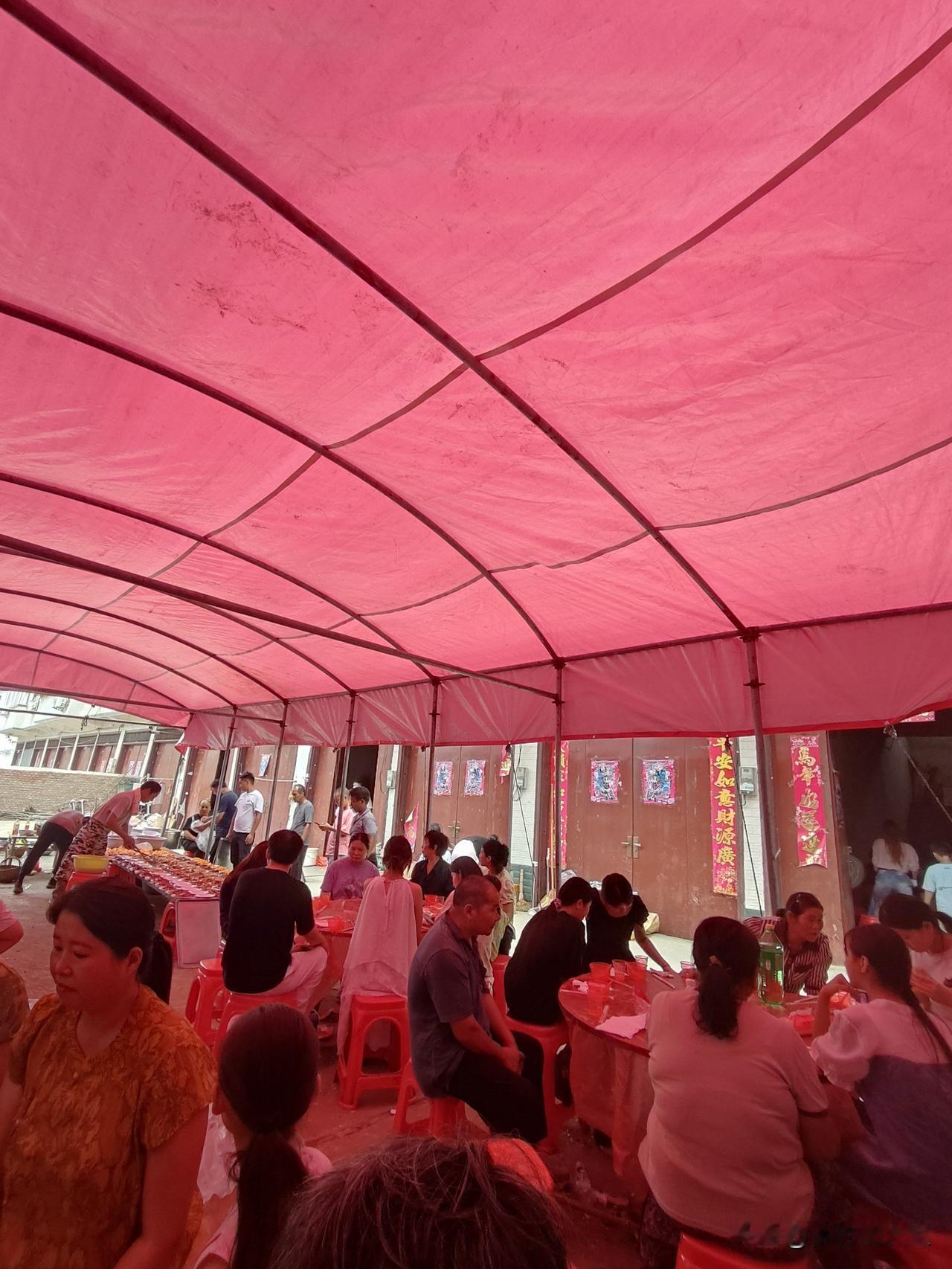 酒桌上你会给别人夹菜吗
这一段时间很多人都在办升学宴，我们也隔三差五的去吃酒席，