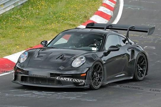 日前，新款保时捷911 GT3 RS谍照曝光。作为中期改款车型，其主要针对气动系
