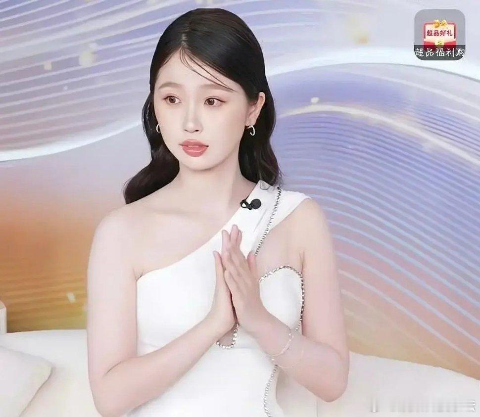 虞书欣整张脸就差在眼睛上了吧，化妆都拯救不过来 ​​​