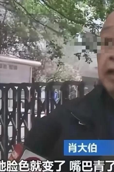 “禁止在车厢内饮食”的标识牌就贴在车窗上，醒目而清晰。陈强驾驶着公交车，目光扫过