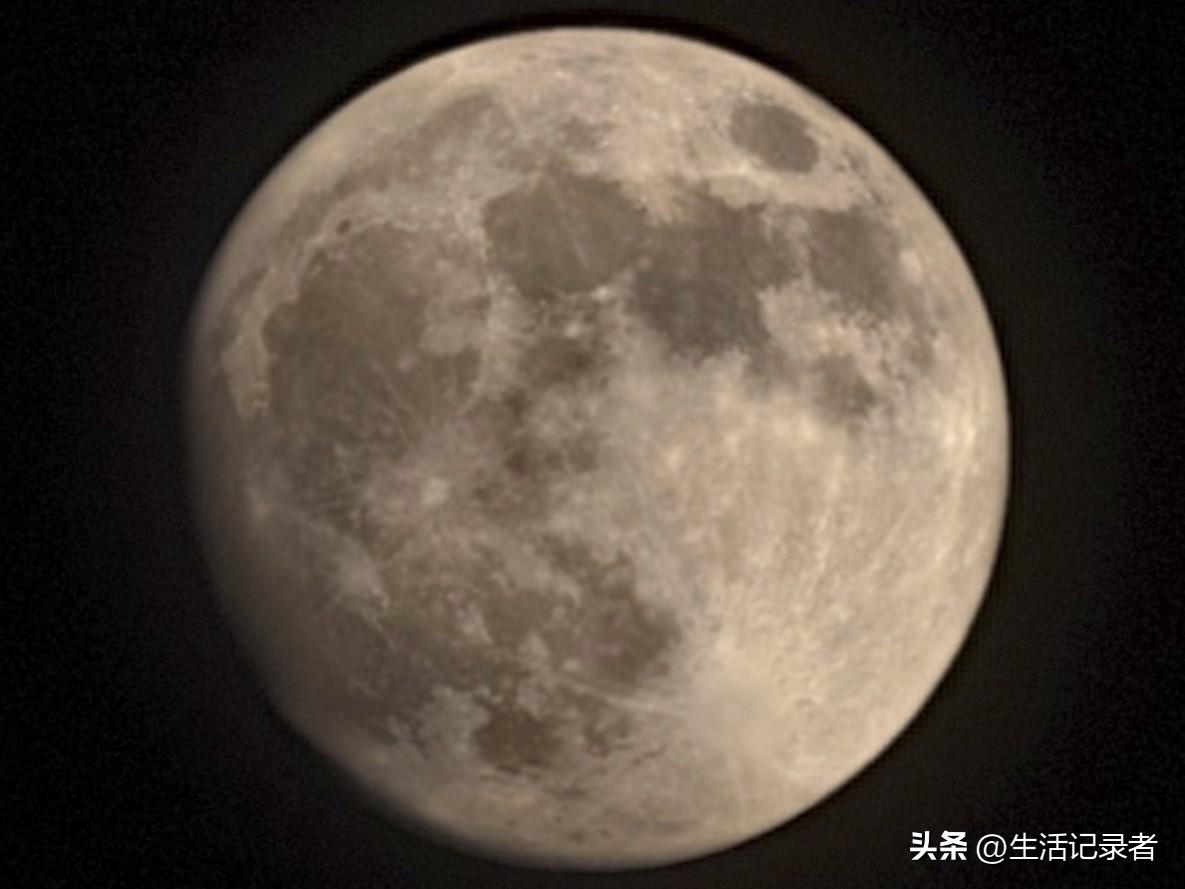 分享随手拍照片小米15拍月亮小米15旗舰机