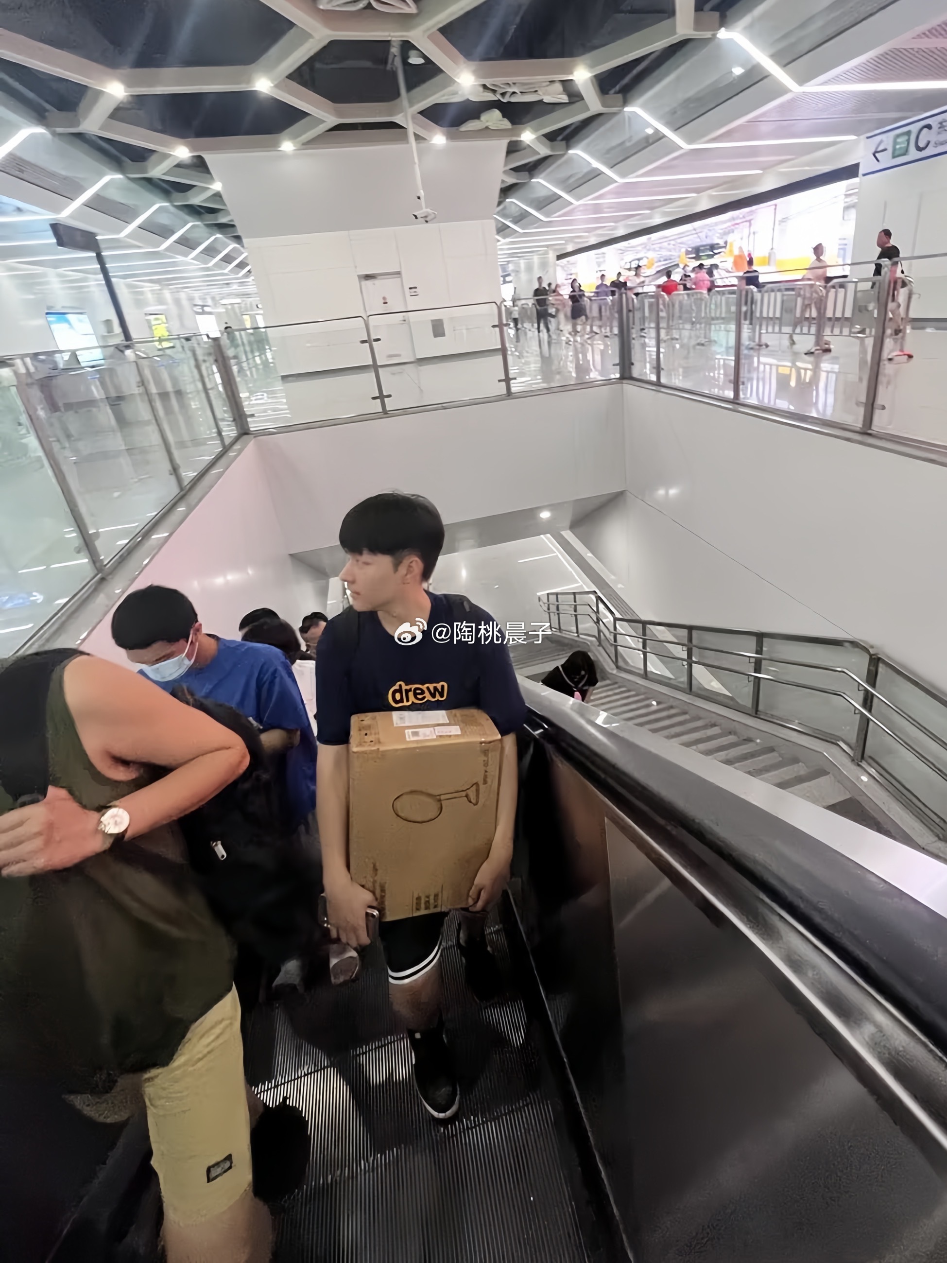 和我弟从地铁下来 走着司机：坐车吗 我弟：不坐司机：等下把你女朋友热坏了 我弟回