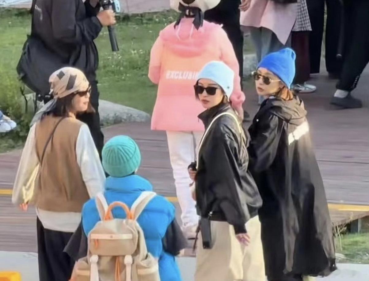 高叶倪妮只有手晒黑了高叶倪妮被晒成啥了向野的我们向野新疆旅途，高叶倪妮认真防晒，