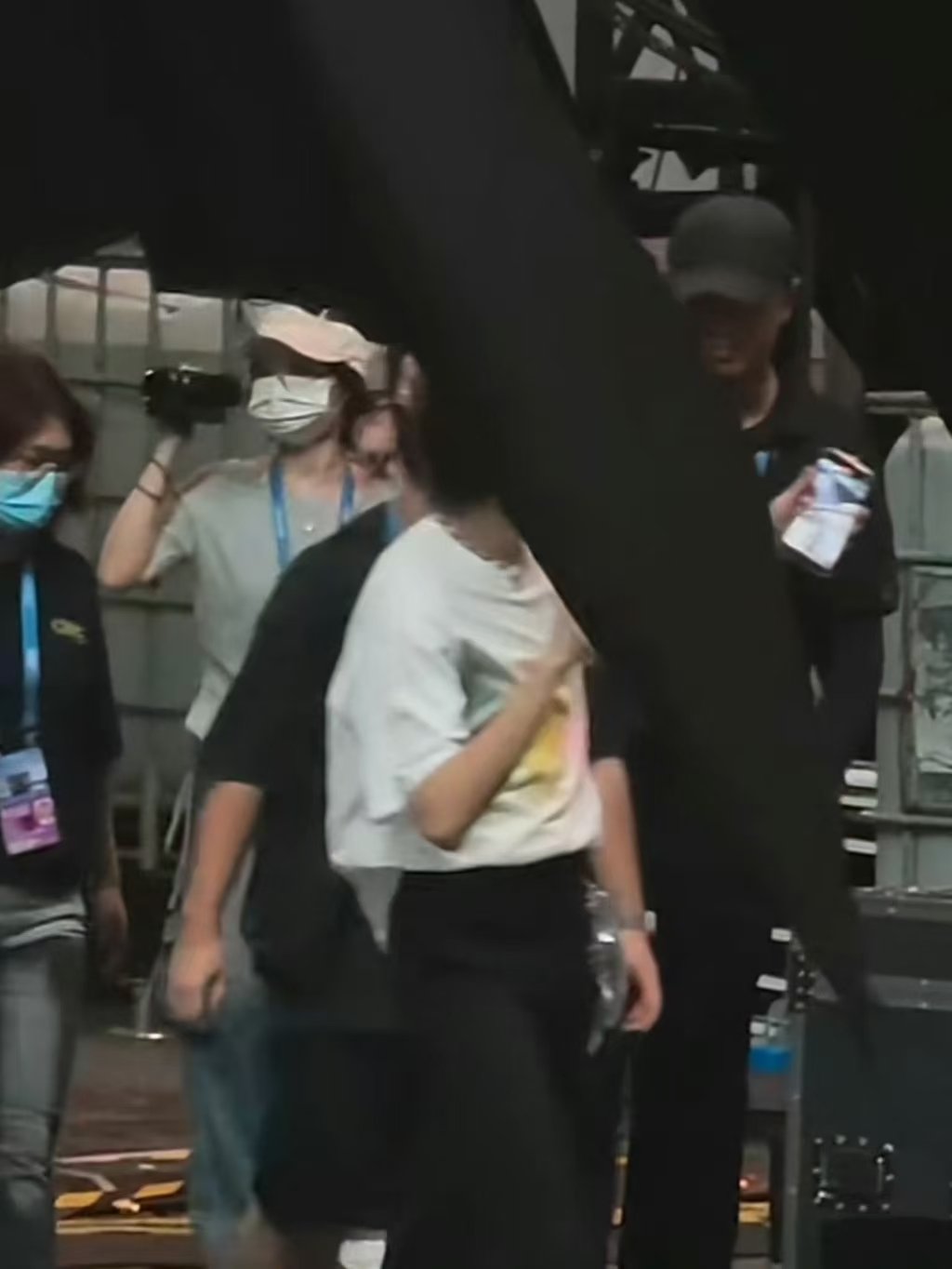 宋亚轩散场时给粉丝拍照宋亚轩散场时在记录粉丝 宋亚轩散场时给粉丝拍照！ 