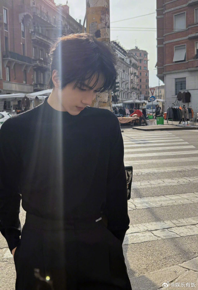 余承恩也穿上黑色高领毛衣了 终于等到 的黑色高领毛衣look！但这清冷矜贵的苏感
