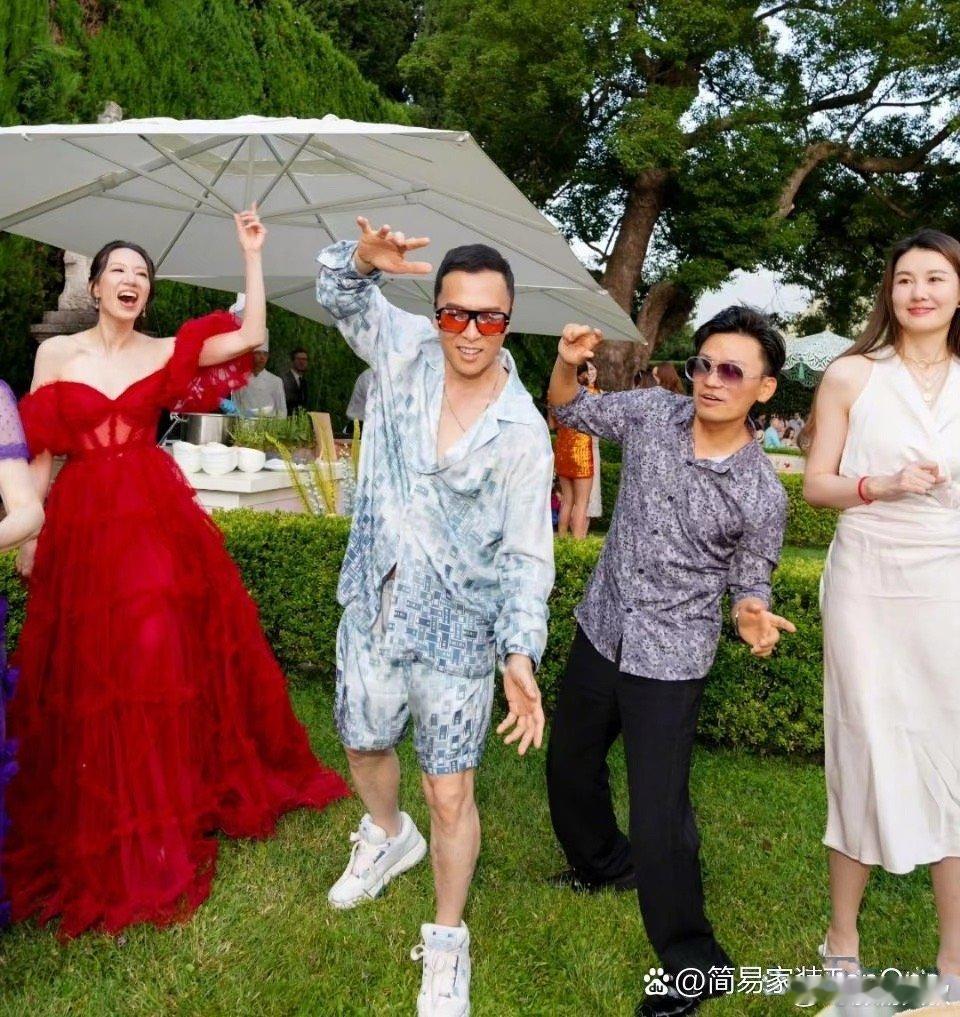 王宝强带着女友冯清为甄子丹庆生，这是冯清第一次大方露脸，长相蛮好看的 ​​​