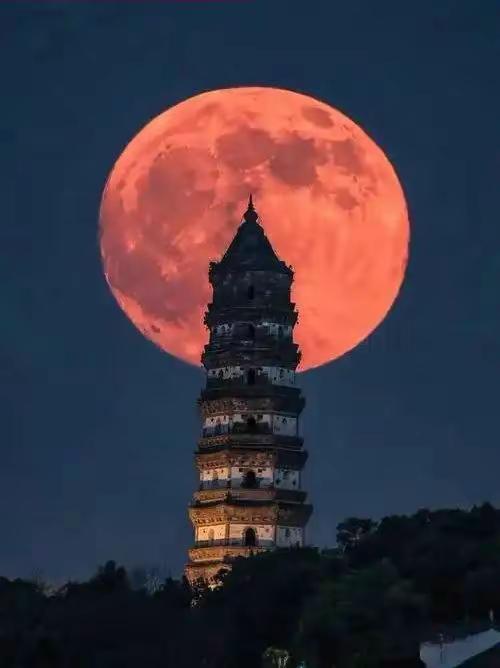 江城子·元宵血月。江城子·元宵血月 鳌山烟暖沸笙簧。夜未央，月如霜。忽染胭脂，红