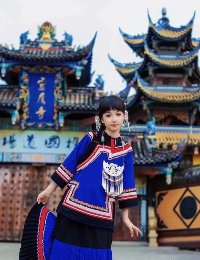 洪欣10岁女儿颜值逆袭！近照五官长开越发精致可爱，民族风装扮美如画，头戴精致的民