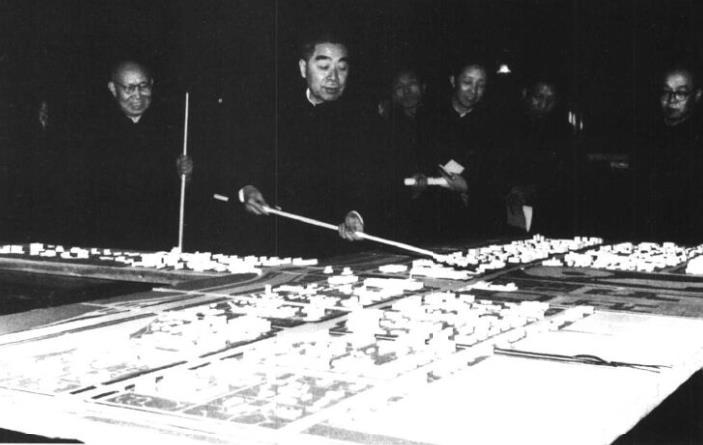 1960年1月，周恩来审查北京市东西长安街建设规划模型。左一刘仁，右一赵鹏飞，右