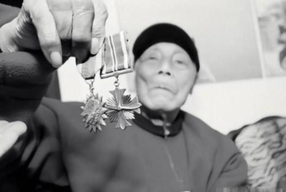 1974年，一位老人坐了20年的牢终于出狱了，出狱后由于有了案底，找工作时四处碰