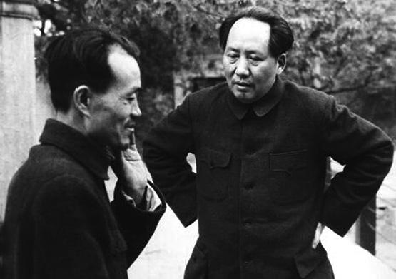 毛主席一向很重视胡乔木，但有一次却严厉批评他说："你不过是个秘书，副主席的意见为