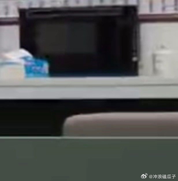 工位后视镜你以为这个微波炉位置是我随便放的吗？ ​​​