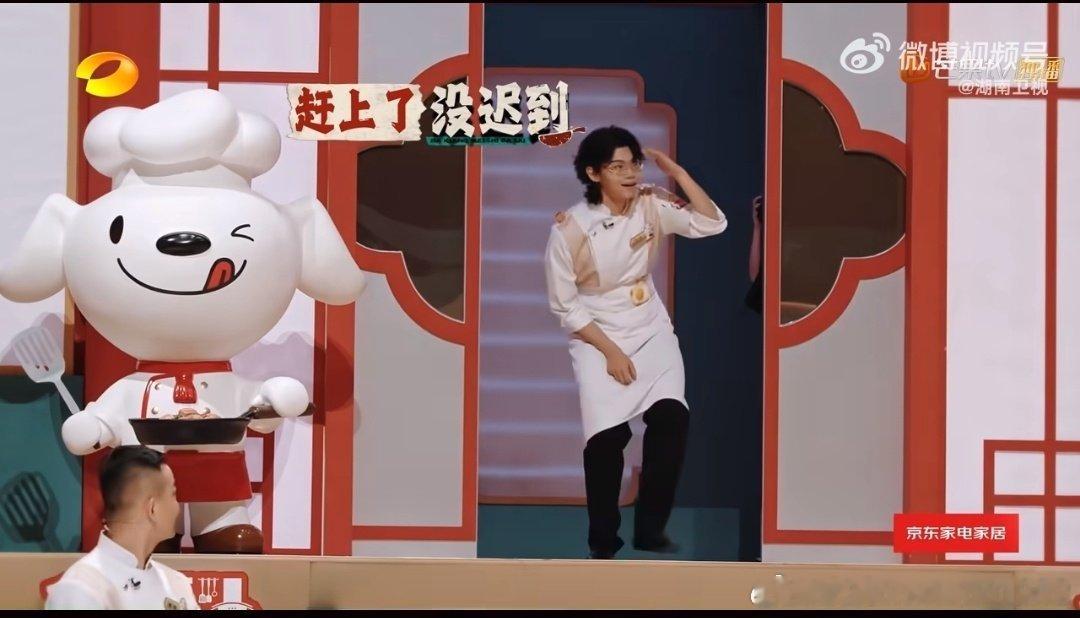 变成护肝片线上公瑾线下拘谨 变成护肝片线上有多嗨，线下就有多安静，这种社恐反应太