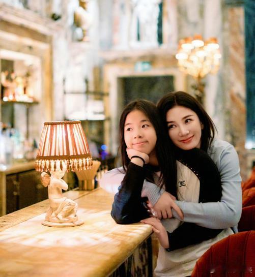 #黄奕12岁女儿近照#果然女儿是妈妈的小棉袄，两人抱在一起的时候，画面好有温馨感