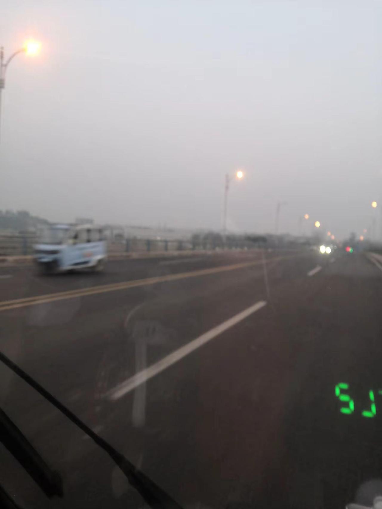 大自然天气，夜色将致，大雾又来，淮囗风景如画