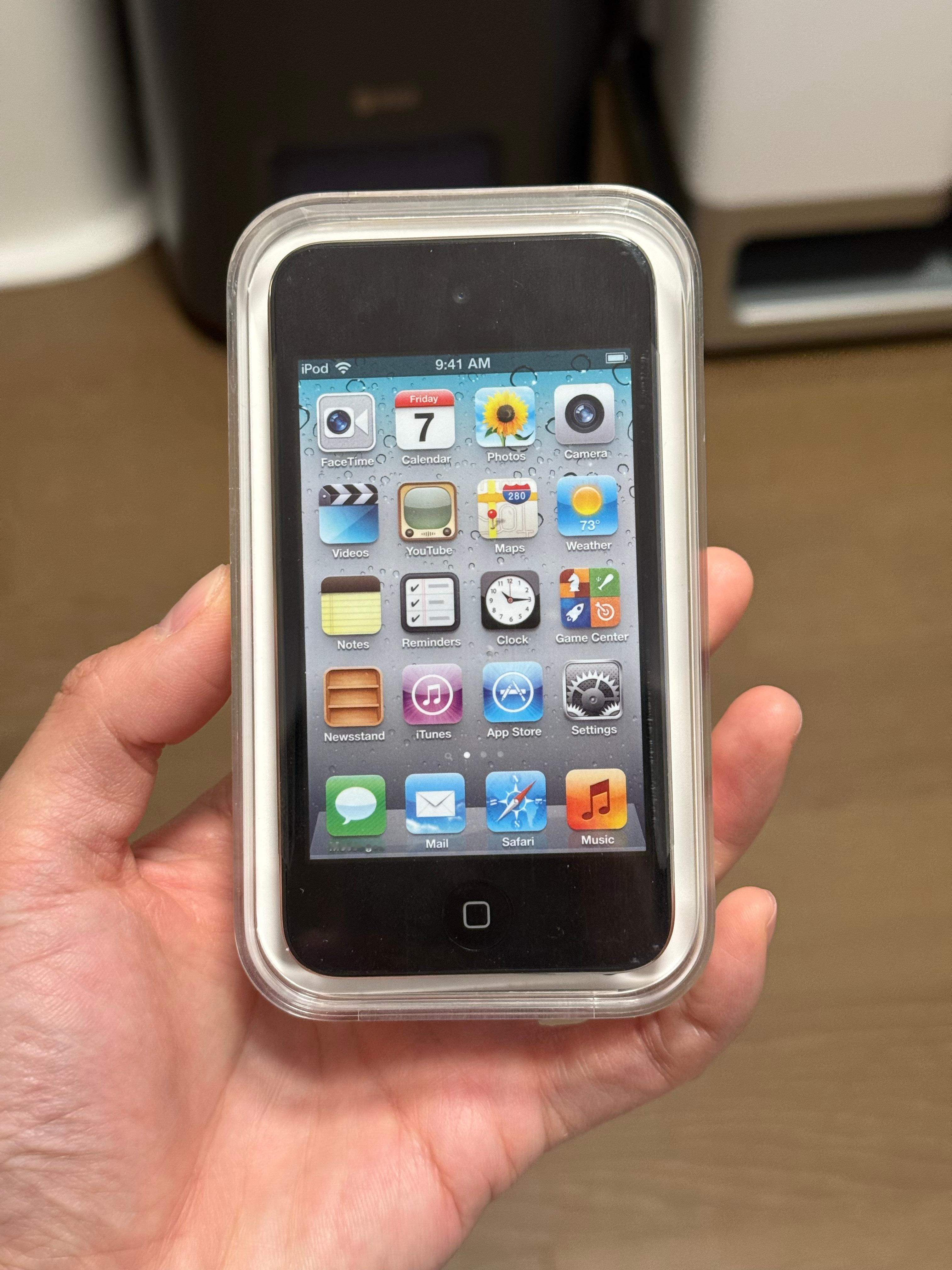 朋友送了我一台原封的 iPod touch，贼新，不知道还能不能开机[允悲]小时