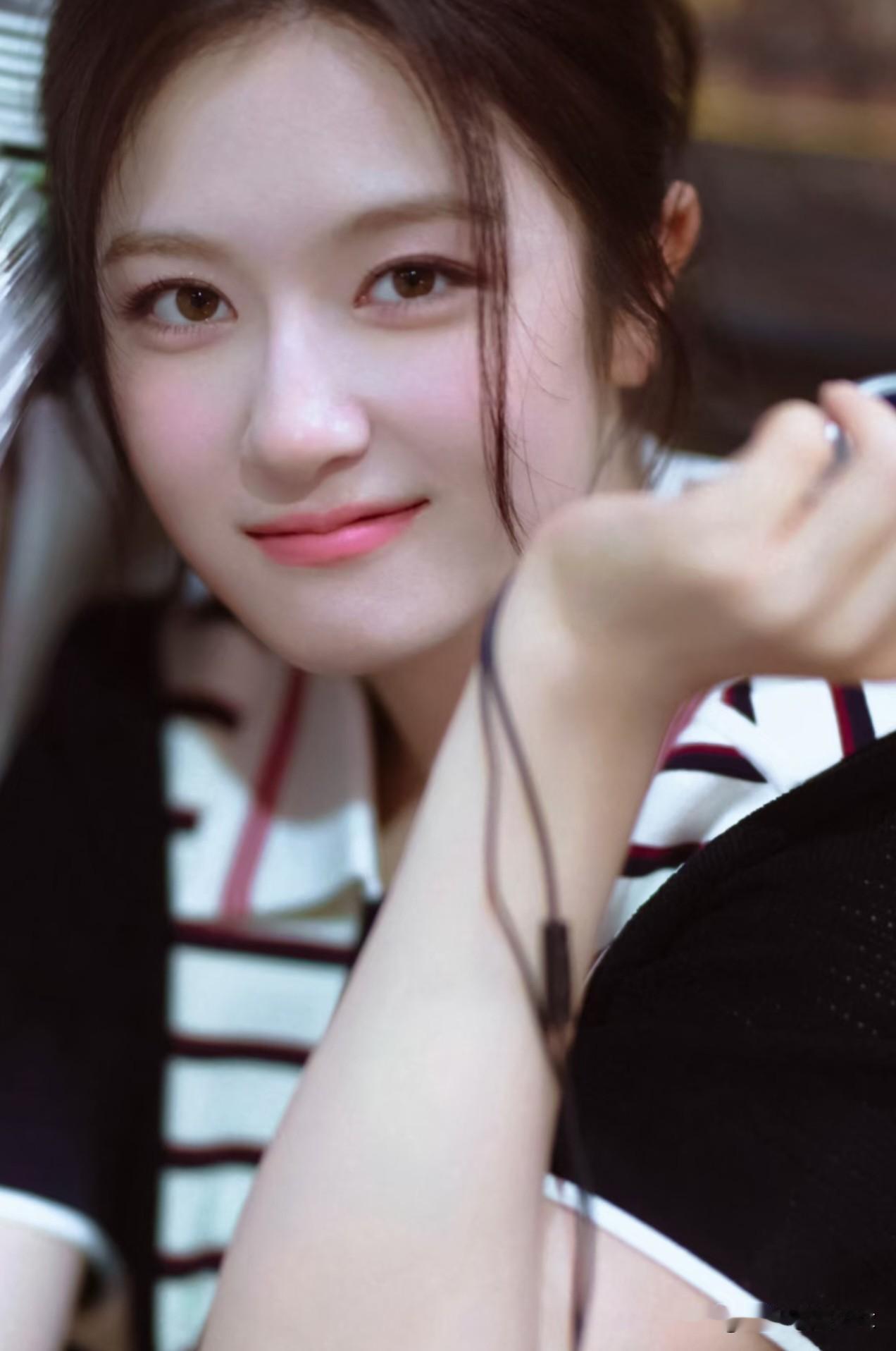 五律·佳人浅笑
 
倦倚慵凝睇，柔丝拂靥边。
眸澄涵浅月，唇软漾轻妍。
静敛眉间