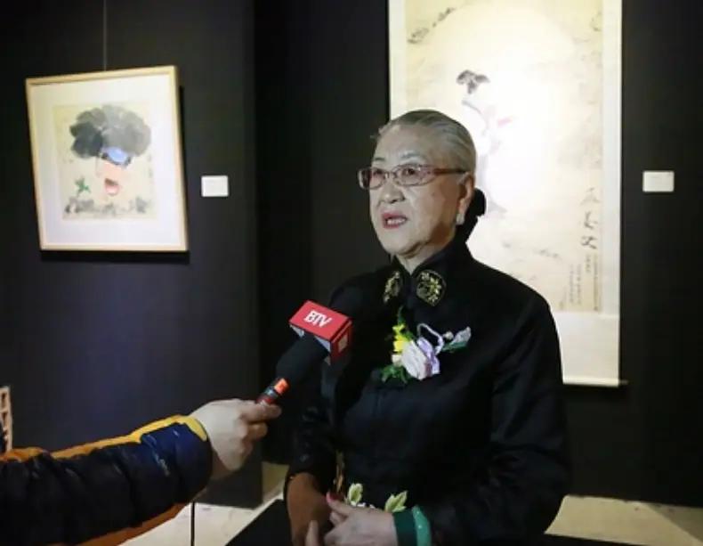 原国防部长耿飚的长女耿莹，当年一夜之间被查封全部资产，转头收拾行李远赴美国，在离