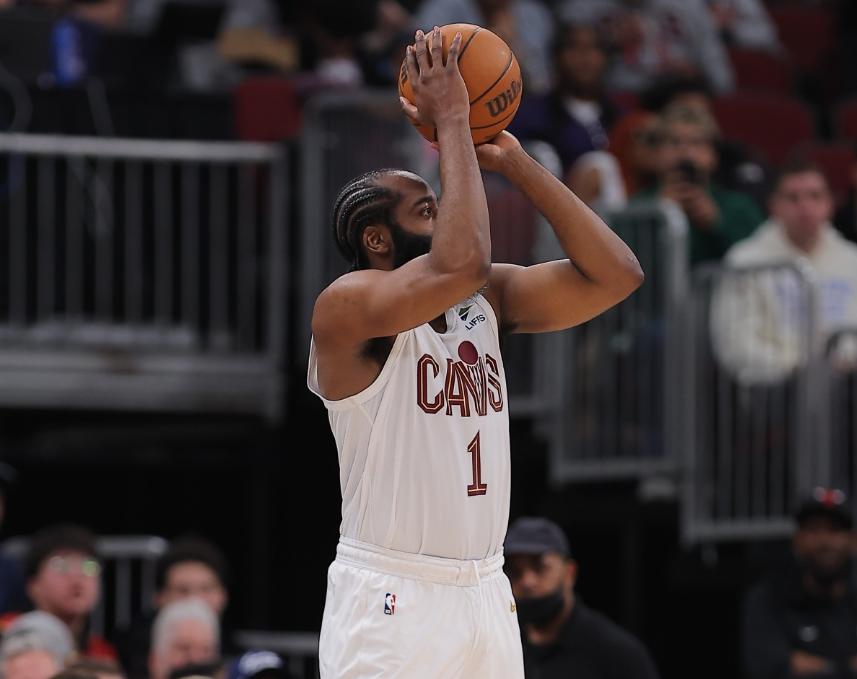 次节8分06秒，哈登持球突破至禁区，詹姆斯犯规直接将哈登打倒在地，哈登倒地后表情