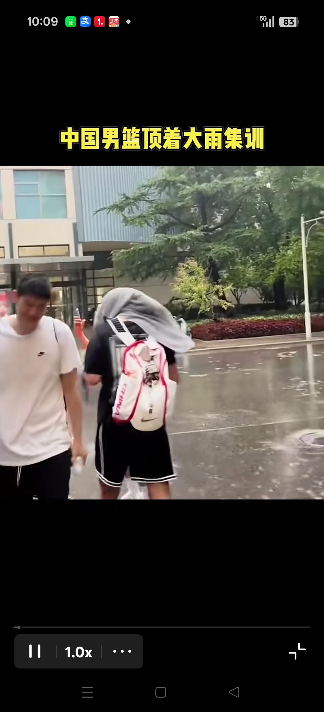 中国男篮顶着大雨集训。
下雨了，天气凉爽。球员们的心情都不错。[加油][加油][