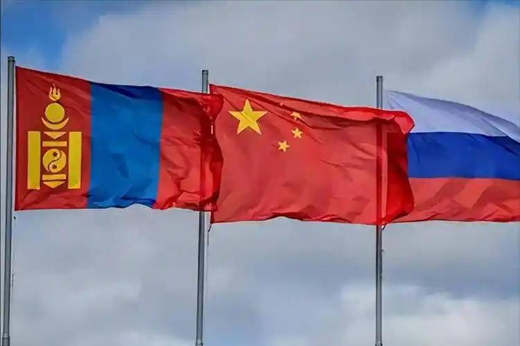 蒙古国乱成一团，反华到底图啥？蒙古国首都乌兰巴托的街头又闹起来了，这回依旧是熟悉