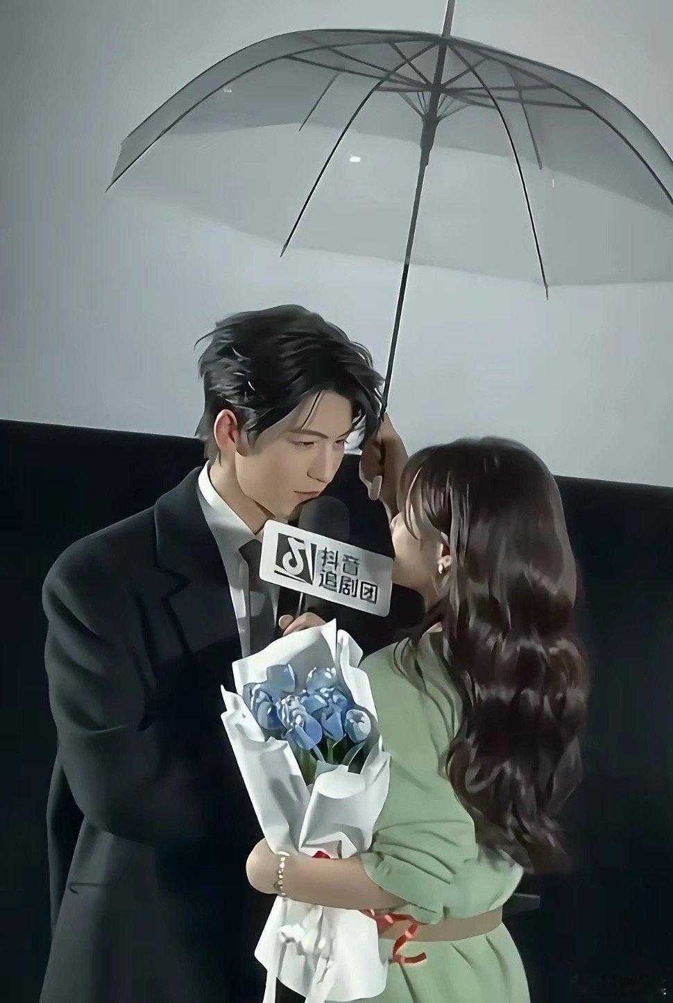 身体是骗不了人的。尤其是一个男人动了心。看张凌赫。整个上半身，像一株缺水的向日葵