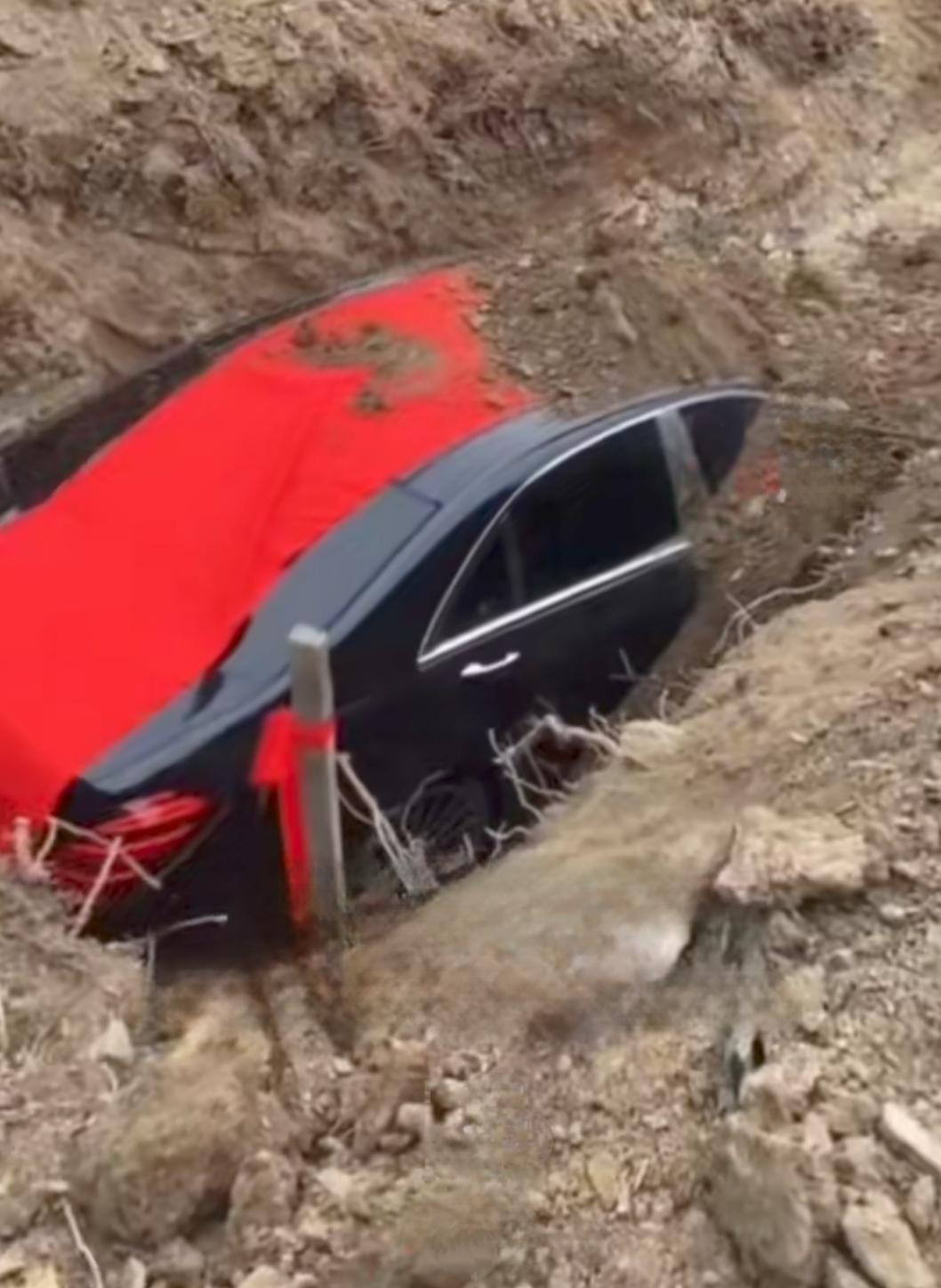 把一辆真奔驰车进行填埋陪葬，涉事大哥也是真有钱。

不知道是哪个“高人”指点迷津