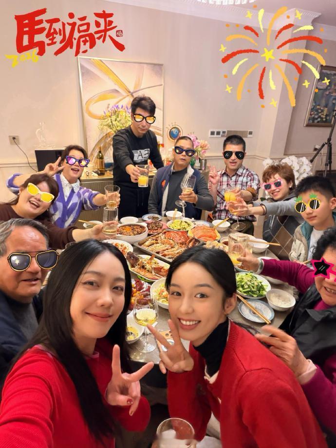 妈妈看周也唱歌的表情 周也年夜饭合照 姐姐晒出周也年夜饭合照，P1妈妈看小也唱歌