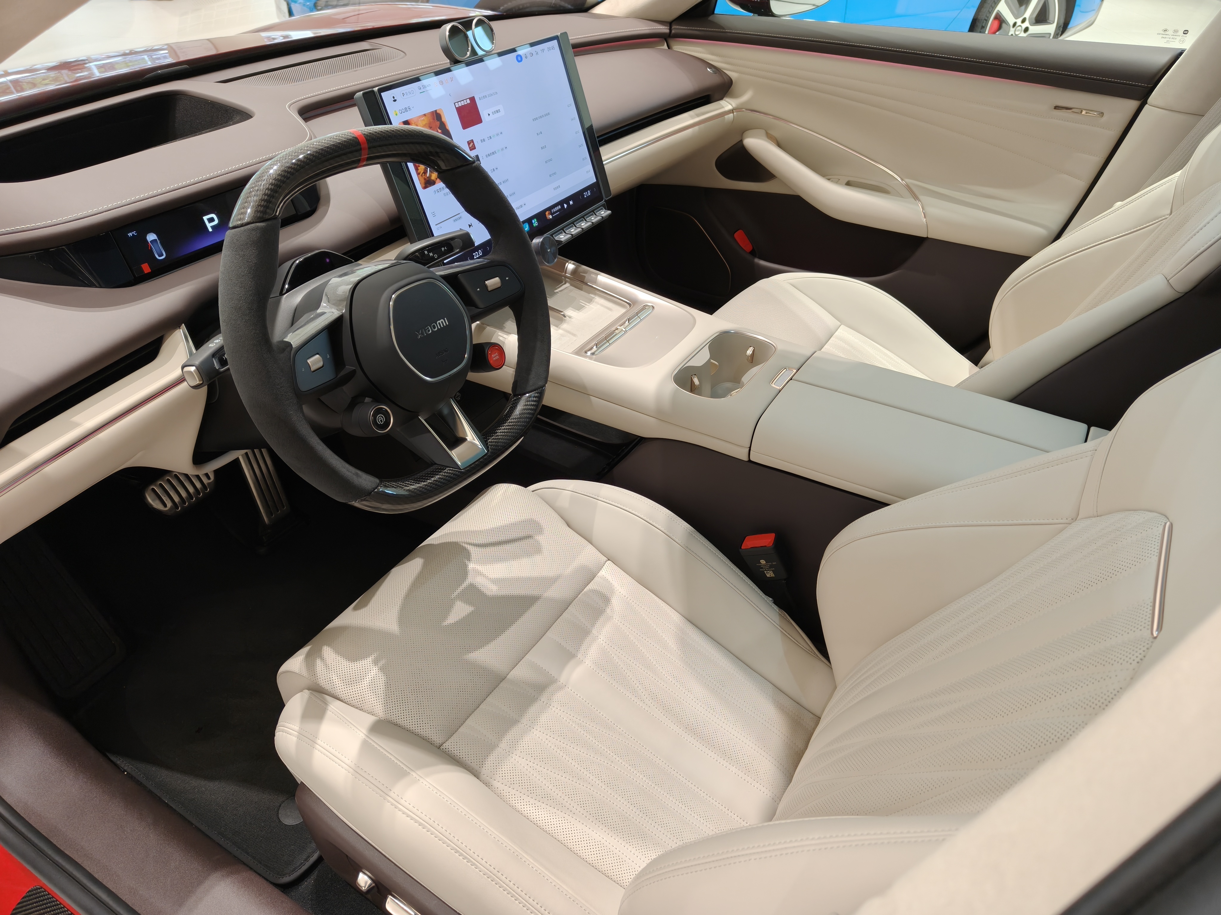 路过看两眼，这个红色还真好看，max版本碳纤维方向盘手感很好，内饰做工用料感觉还