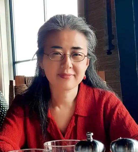 1999年，28岁北大才女田晓菲嫁给53岁美国导师，父母气的咬牙切齿，但田晓菲却