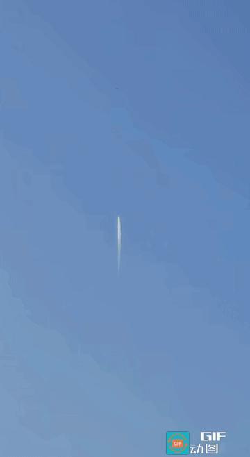 j50不一样旱地拔葱，直冲云霄！

它排出的尾焰有上百米长，可见发动机的推力是多