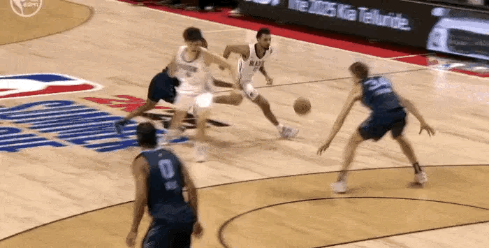 小杨这个隔扣现在来看还是很惊人，又远又势大力沉 感觉身体很轻盈，印象这场还是背靠