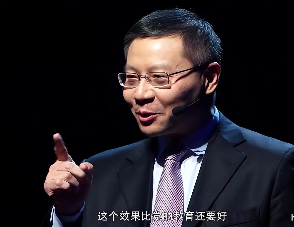 张维为最擅长的手法是用一件境外真实发生的事情，十分巧妙地引导不明真相的网友得出一