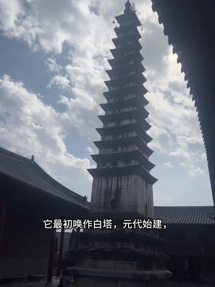 古城建水文峰塔。
推开玉皇阁朱红木门，一方古院豁然铺开，十三层密檐砖塔静静矗立在