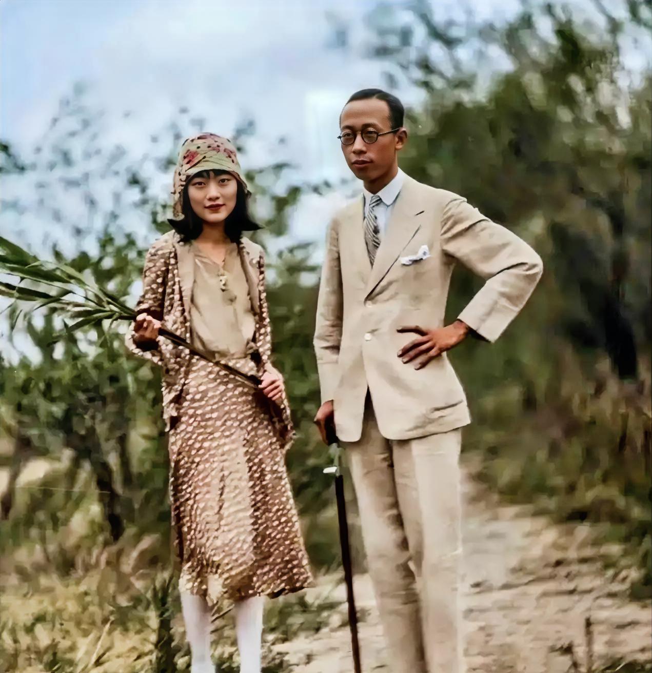 这是溥仪和婉容结婚后不久的一张照片，那时候的两人也太瘦了吧。