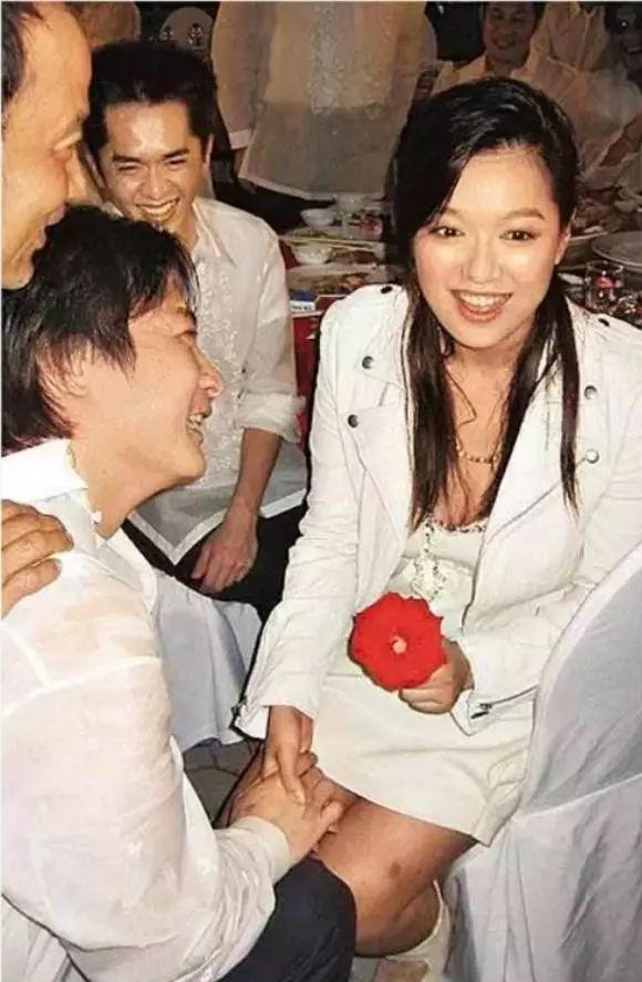 1998年钱嘉乐在朋友们起哄下，当众向李姗姗跪地求婚，但李珊珊后来澄清那是被逼“
