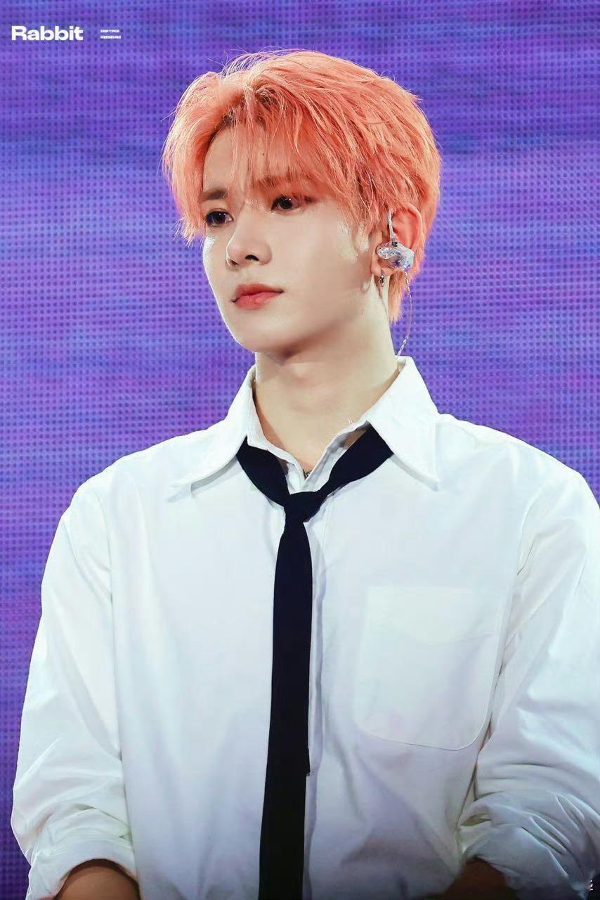 李羲承清爽感被李羲承从头到尾的清爽气质打动，干净利落的少年模样适配所有夏日氛围。