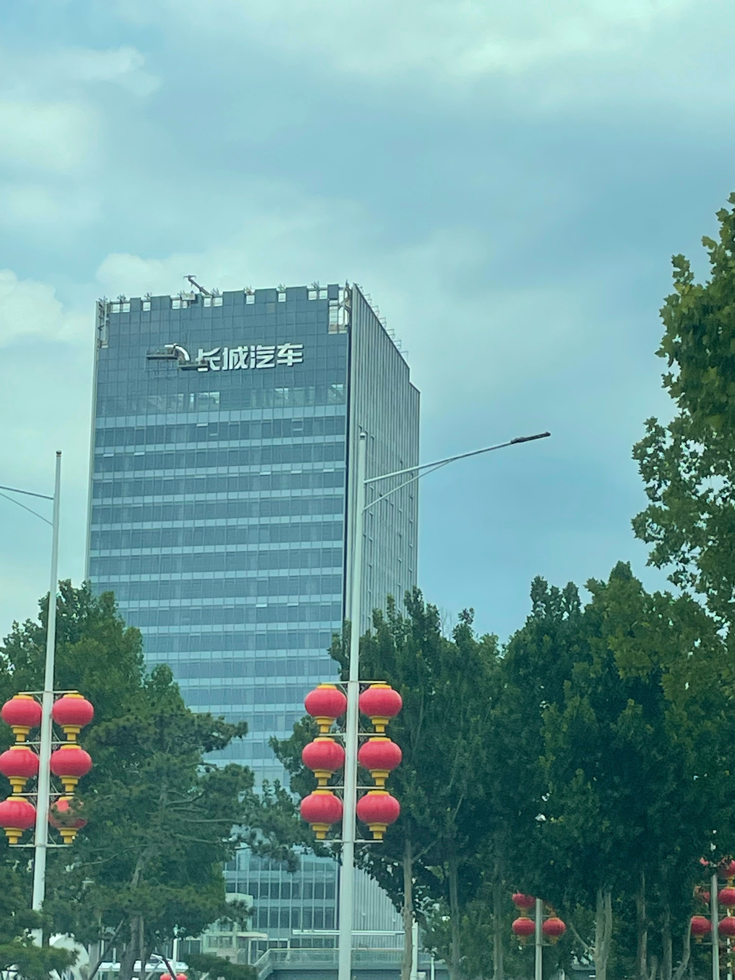 一边招新人一边新办公楼也在紧锣密鼓装修啊，不知道哪些部门搬进去呢长城汽车35周年