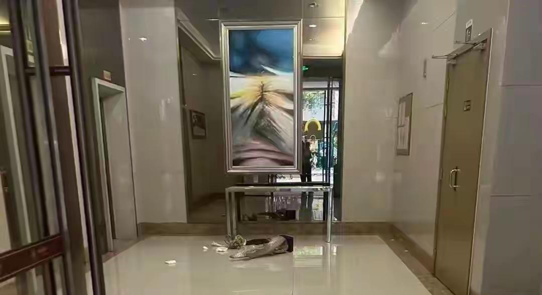 广东中山，3岁男孩在小区大堂内玩耍时，被没有固定还摆放着重物的大理石桌砸中头部，