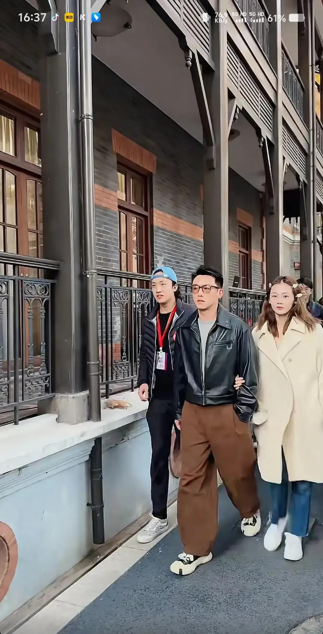 同学校庆合影
他直接把老婆牵到了C位
左手牵媳妇右手比耶
笑得那叫一个灿烂
嘴角