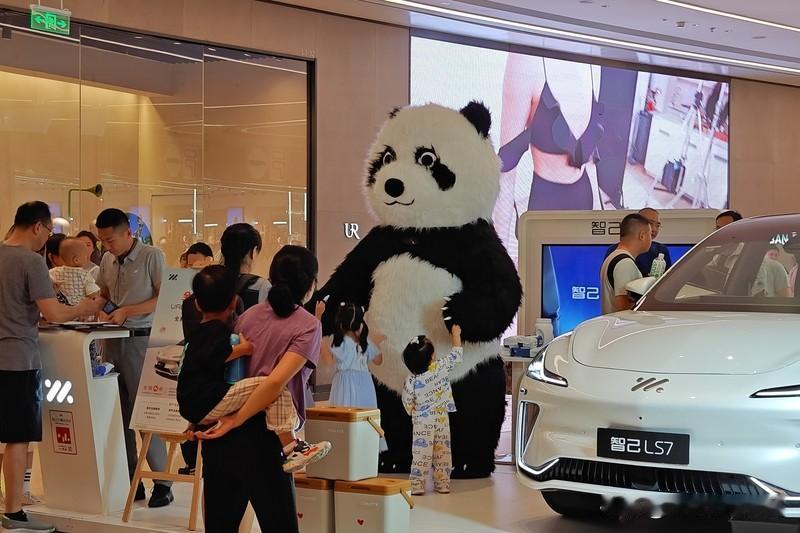 电车新三大件看好智己汽车雨后傍晚邻里楼下闲谈，今日周六雷雨、考生踩点成热门话题，