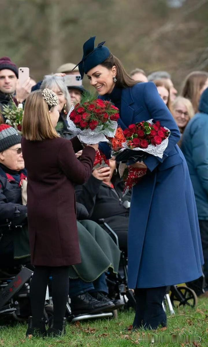给女王提包的女孩——米娅，长大了！