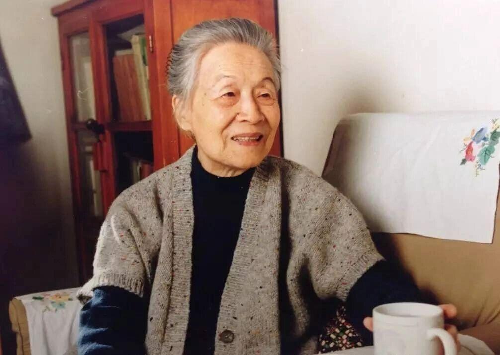 杨绛说：婚后做个聪明的女人，
婆家的事记住要装瞎，
做到不闻、不问、不听、不看，