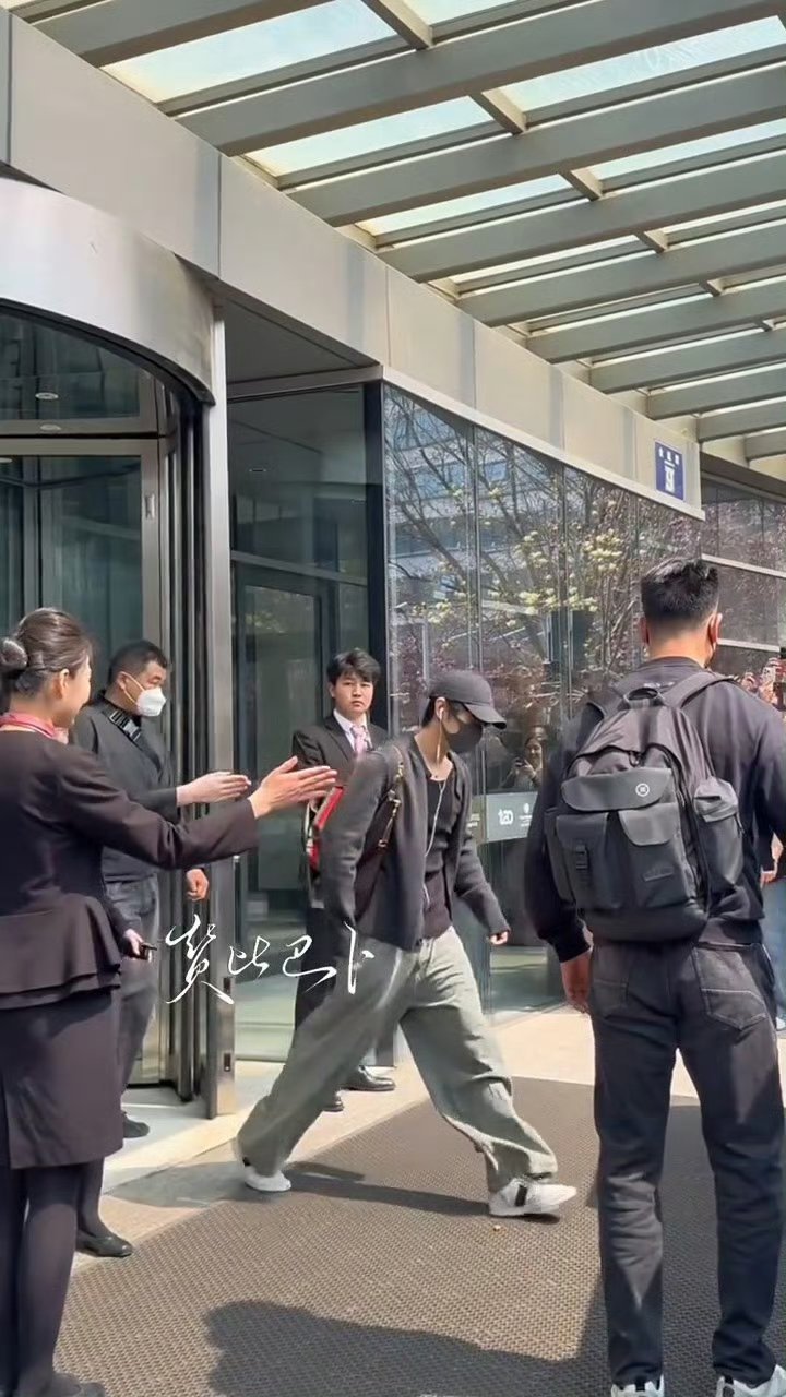 肖战青岛路透 肖战青岛路透，身姿挺拔，清俊亮眼，氛围感拉满 