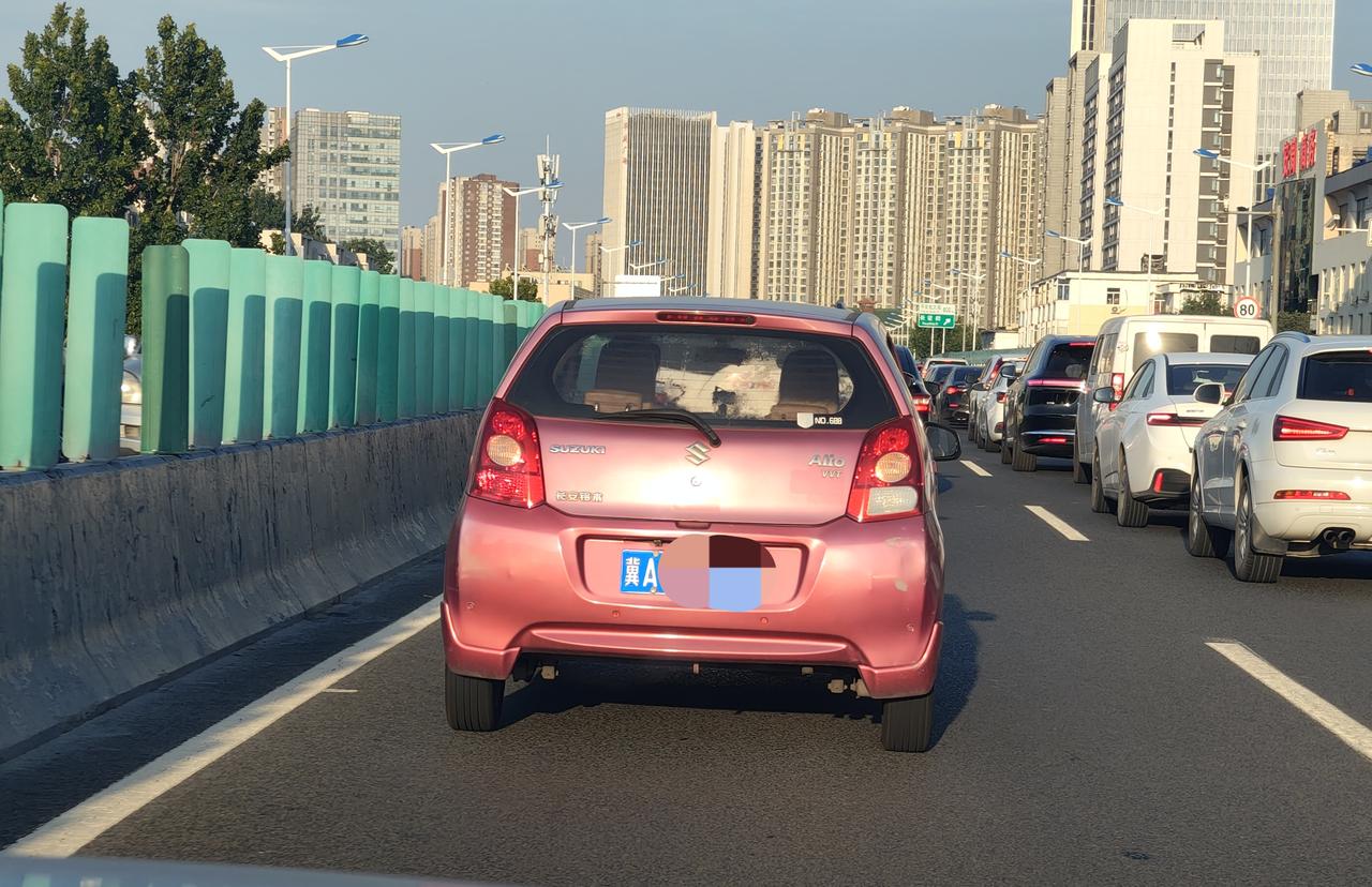 石家庄街头的奥拓，好久不见这种奥拓了！曾几何时，它与QQ是汽车界的双雄。
